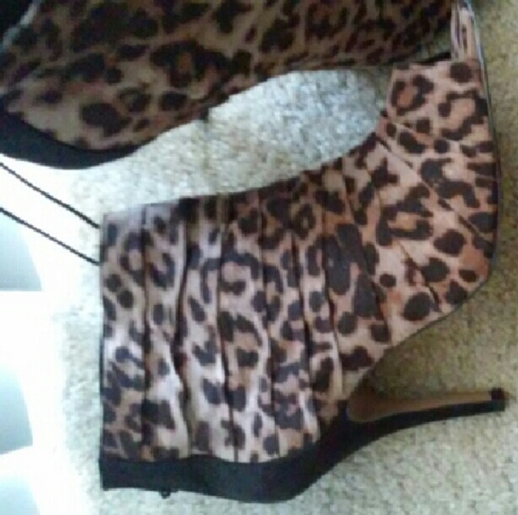 Leopard Booties, Sz 8.5 - Picture 3 of 3